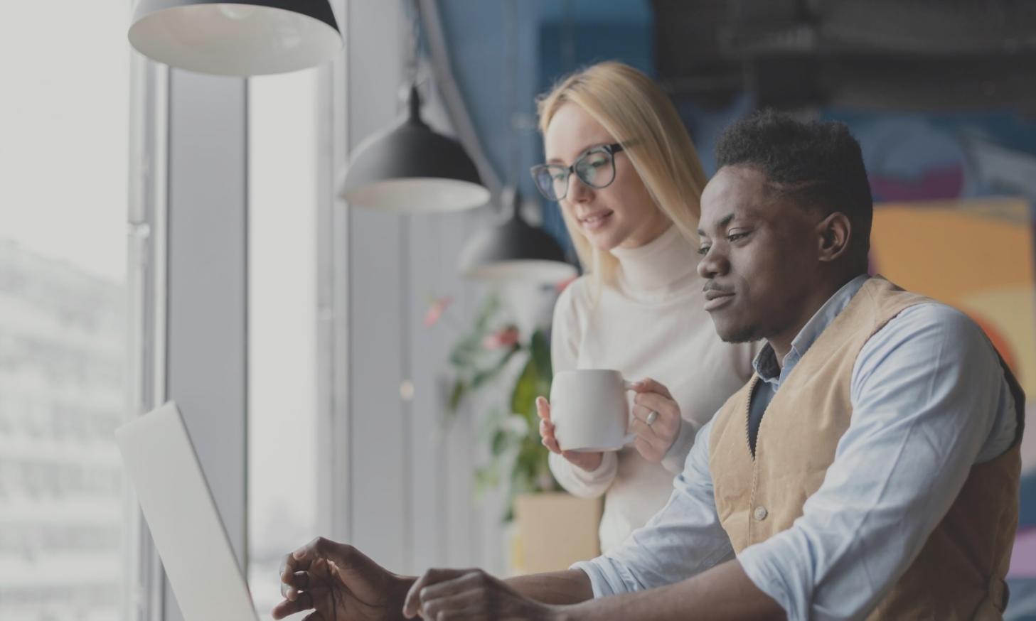 Gestresste Person bei der Budgetplanung
